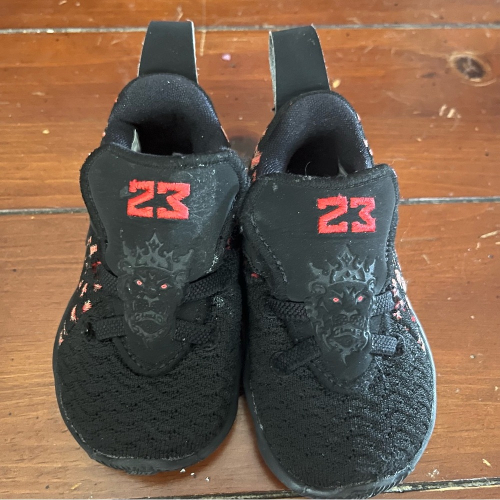 Nike Lebron XVII Red Black TD Toddler Sneaker Hook Loop Shoes Size 5C BQ5596-006 - Picture 3 of 7